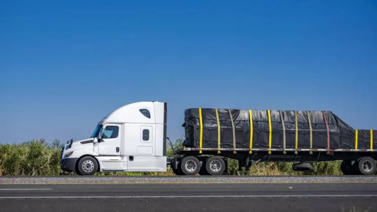 Transporting an oversized cargo on a flatbed trailer