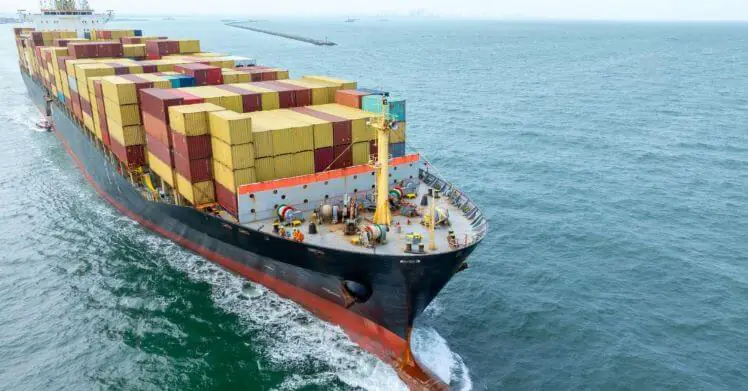 Fully loaded container vessel thanks to CBM calculator